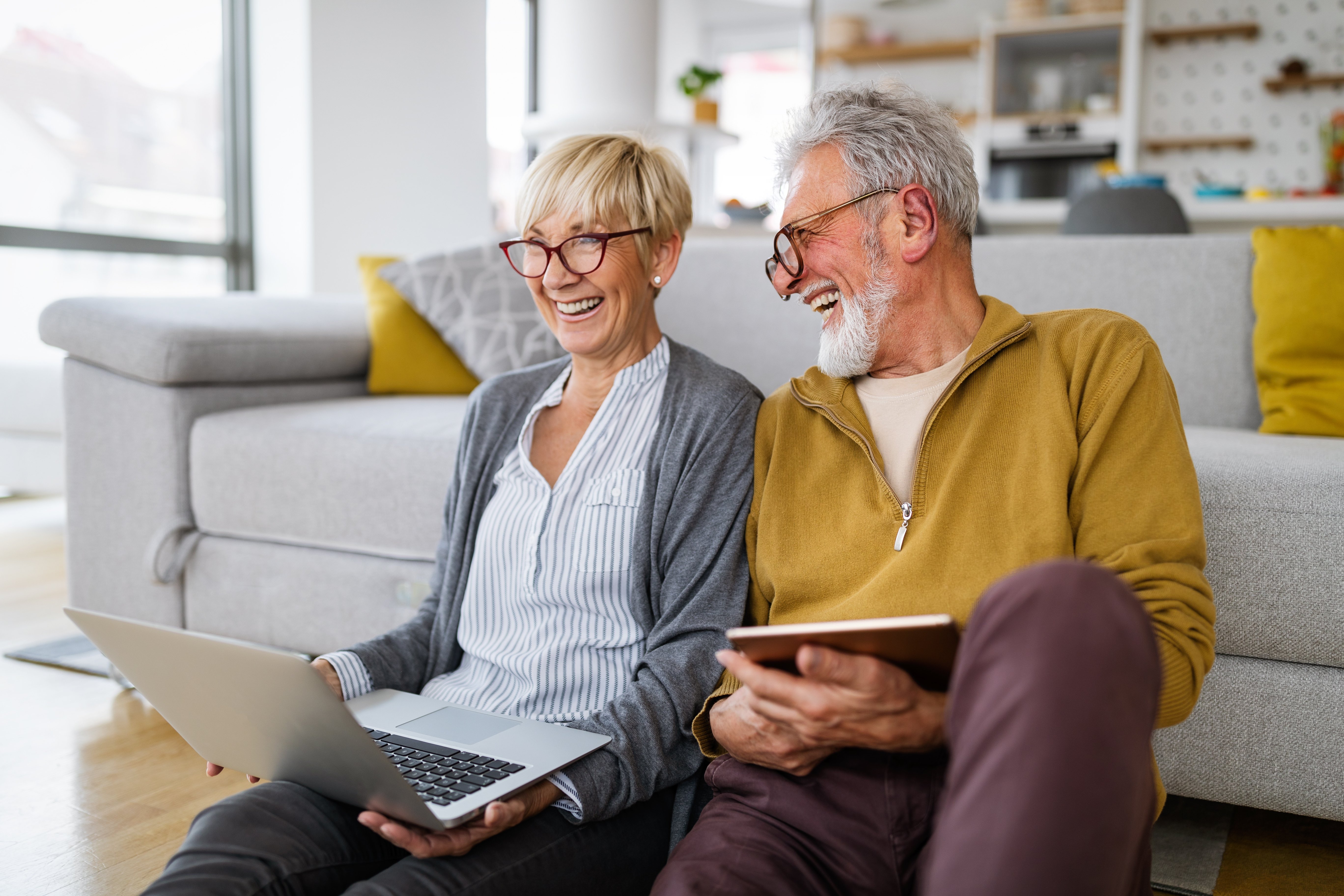 happy_senior_couple_enjoying_retirement_at_home