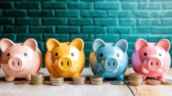 different_color_piggy_banks_in_a_row_with_coins
