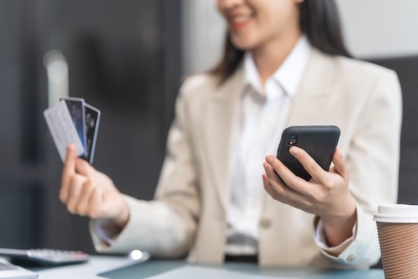 Minimum Payments vs. Fixed Payments: A Real-Dollar Comparison